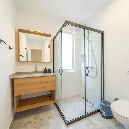 Leyla - Center Willa