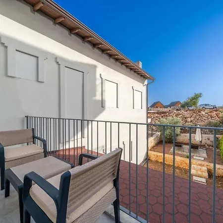 Willa Leyla - Center